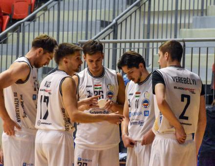 HIÁNYOS KERETTEL TÚL NAGY FALAT VOLT A FÓT