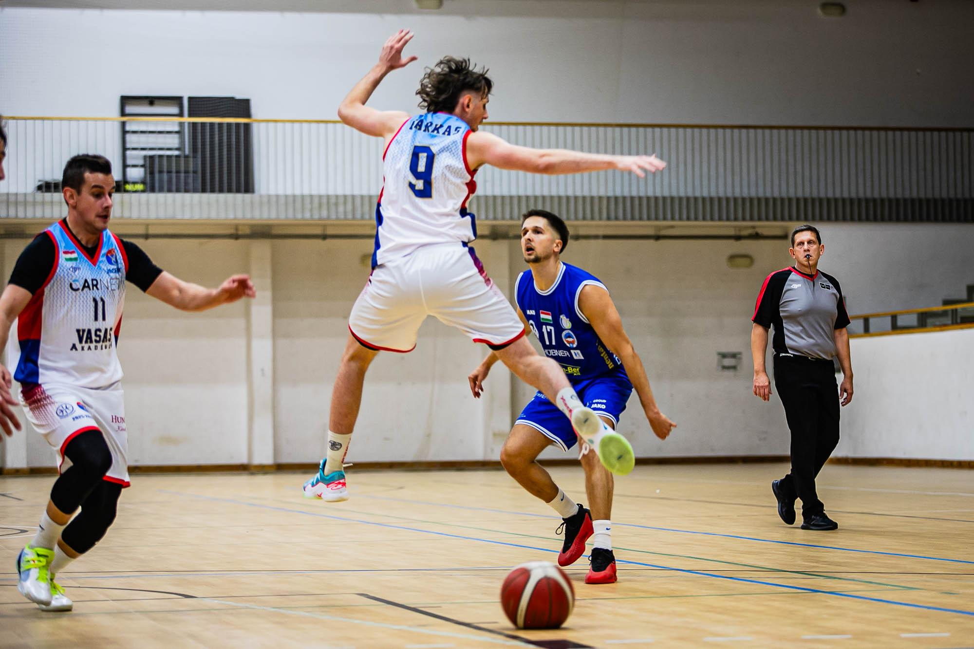 TÖBB MUTATÓBAN IS AZ ÉLMEZŐNYBEN