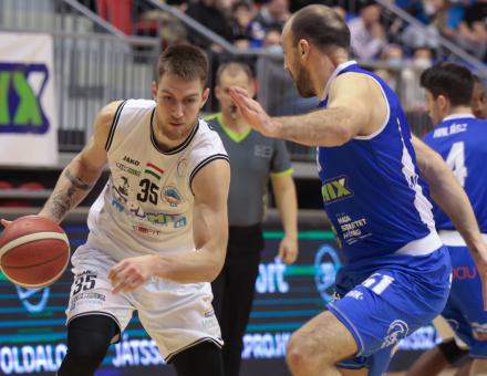 HARRISON HENDERSON TÁVOZIK, RYTIS PIPIRAS VISSZATÉR