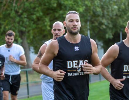 A JÓL ISMERT SZOMSZÉD OTTHONÁBAN JAVÍTANÁNK