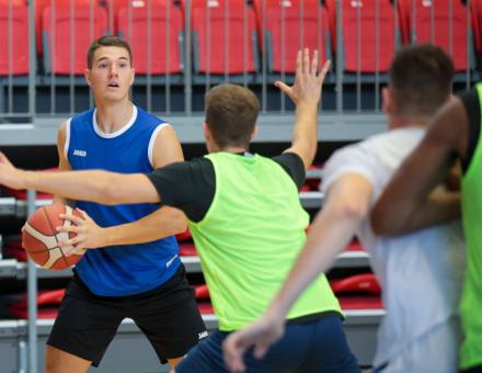 SAJÁT TORNÁNKON FOLYTATNÁNK A FEJLŐDÉST