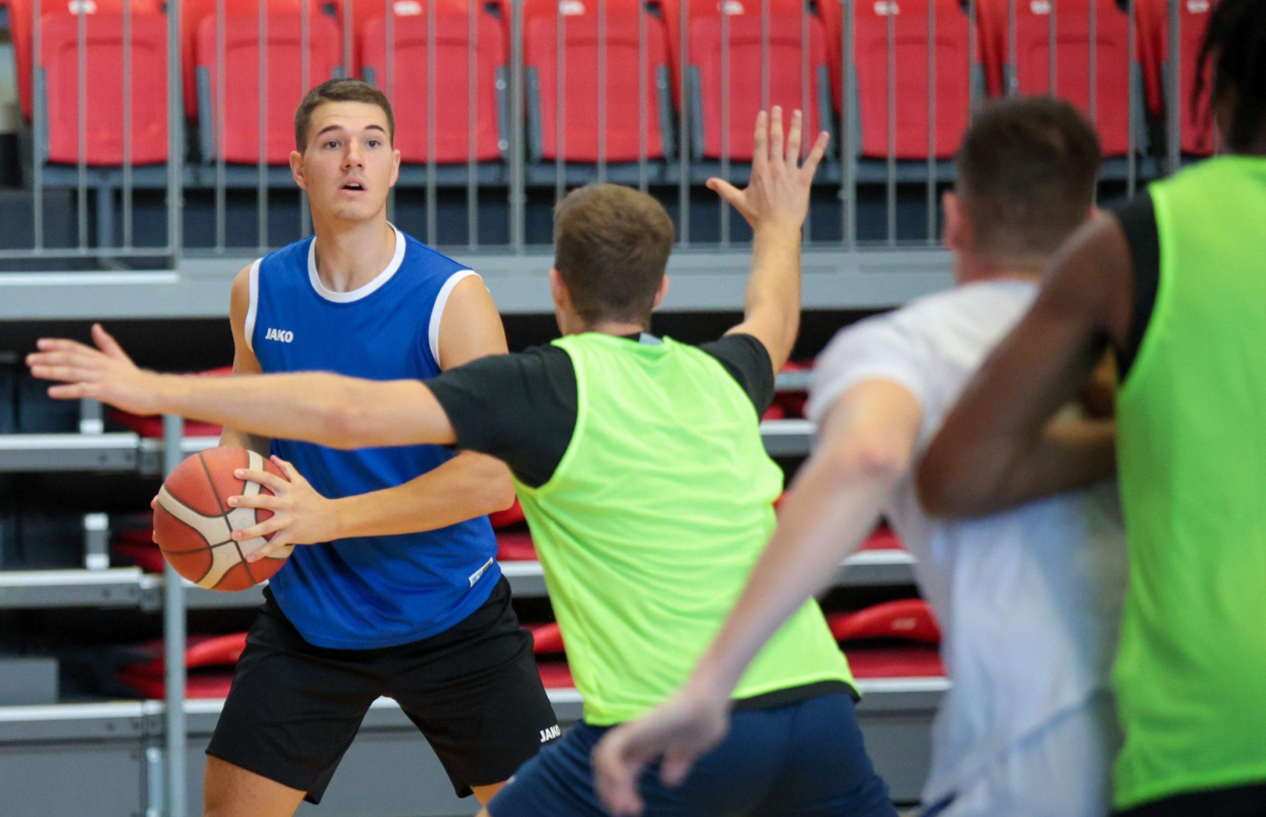 SAJÁT TORNÁNKON FOLYTATNÁNK A FEJLŐDÉST