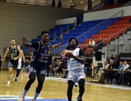 BOMBAFORMÁBA LENDÜLT ALBÁHOZ LÁTOGATUNK