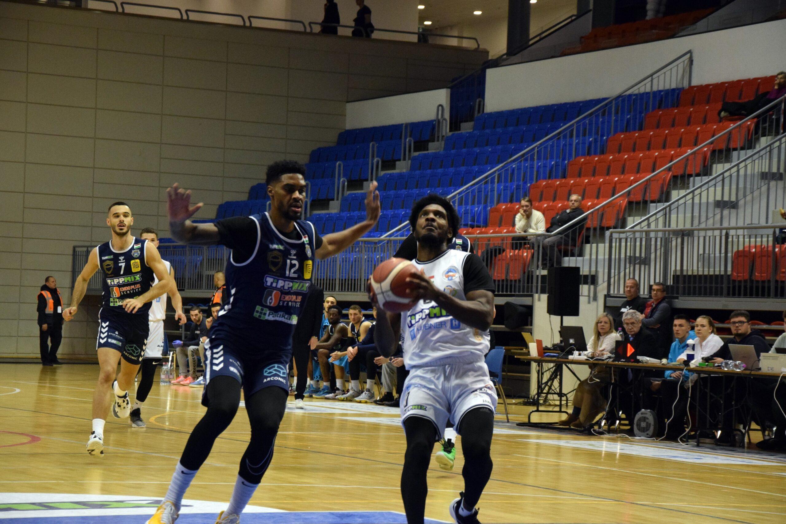 BOMBAFORMÁBA LENDÜLT ALBÁHOZ LÁTOGATUNK