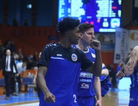 TASMÁN ÖRDÖGTŐL A DENNIS RODMANIG VEZETŐ ÚTON