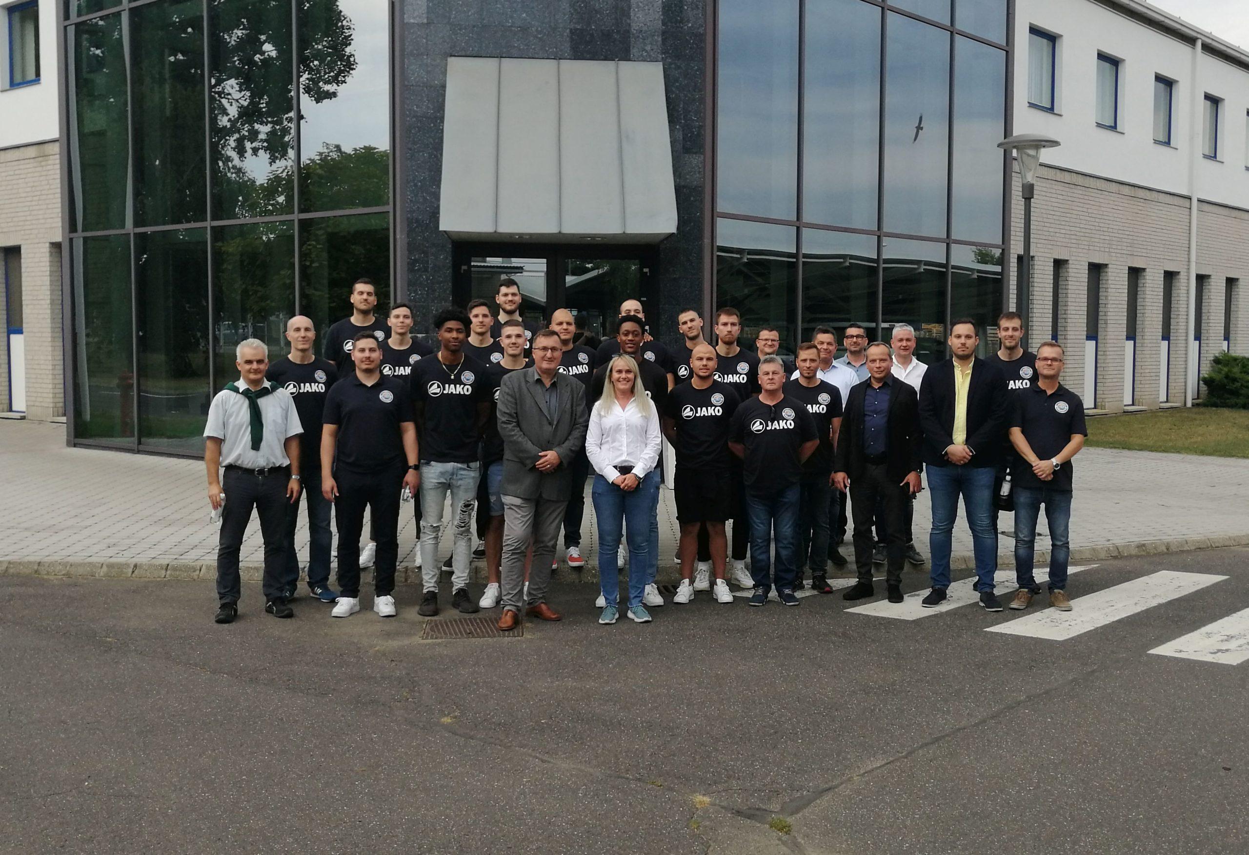 GYÁRLÁTOGATÁS, ISMERKEDÉS, CSAPATÉPÍTŐ – A HÜBNER VENDÉGSÉGÉBEN JÁRTUNK