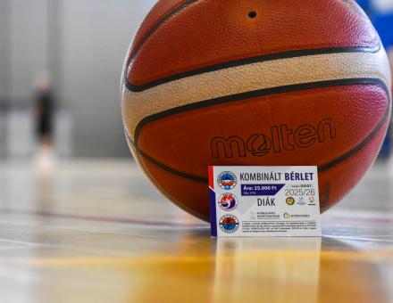 NAPIJEGGYEL VAGY BÉRLETTEL AZ EMLÉKTORNÁN