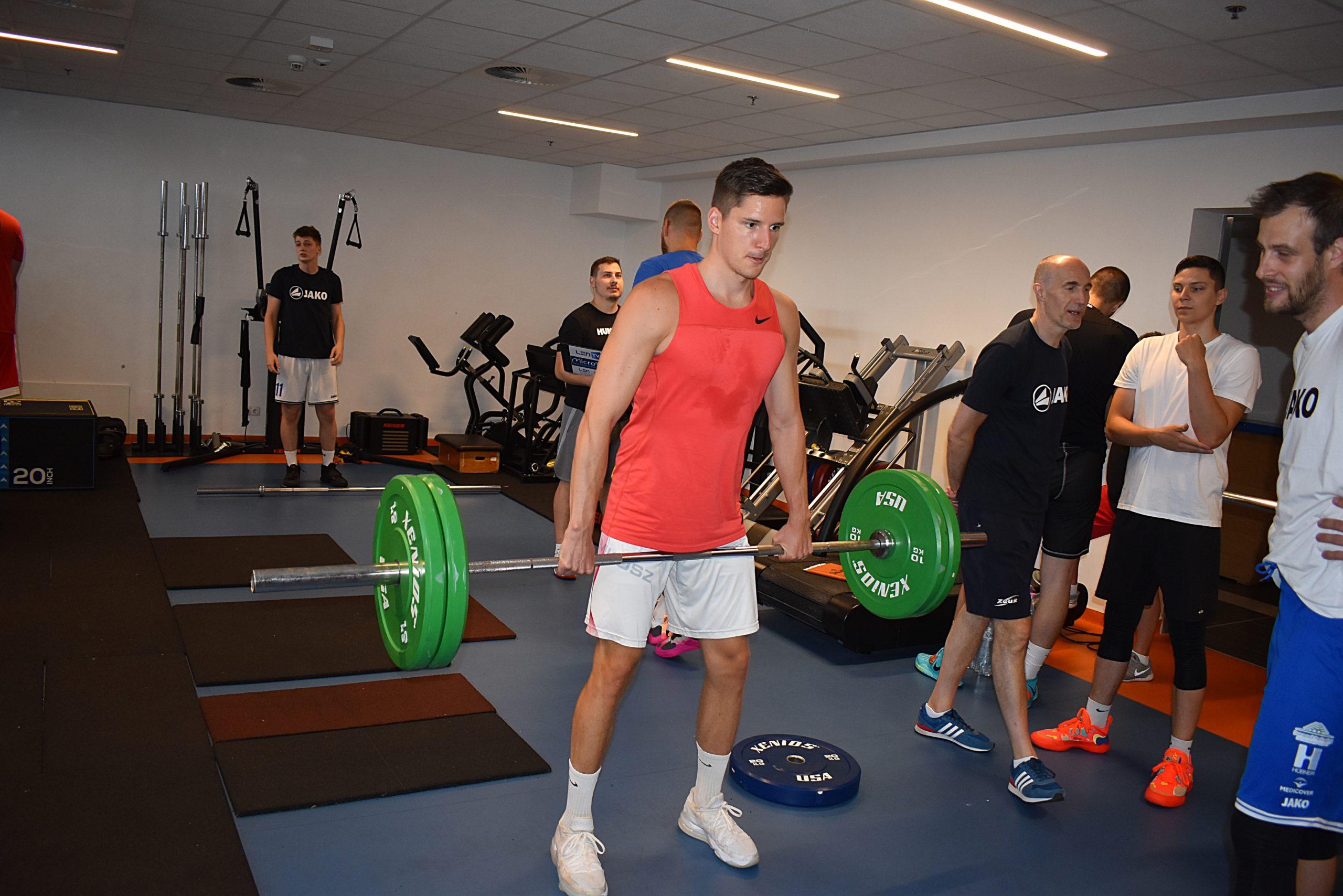 MUNKÁBA ÁLLT CSAPATUNK