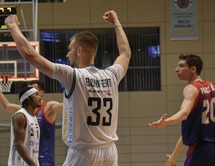 EGYÉNI MÉRFÖLDKÖVEKKEL TARKÍTOTT GYŐZELEM