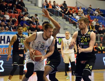 JÓ MECCSEN, TISZTES HELYTÁLLÁS A CÍMVÉDŐ ELLEN