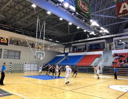 Erősen vitatható játékvezetői ítélet mellett drámai csatában szenvedtünk vereséget