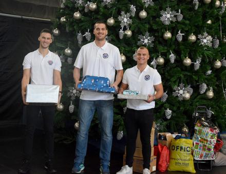 Jótékonykodó sportolók - ajándékot vittek a röplabdások és a kosarasok