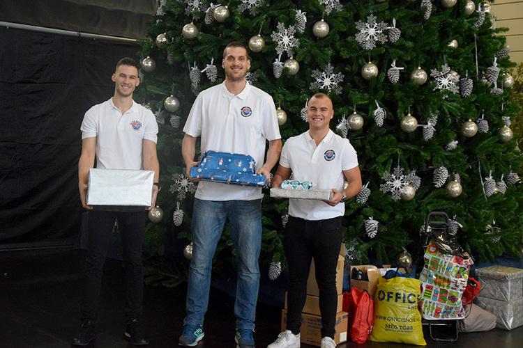 Jótékonykodó sportolók - ajándékot vittek a röplabdások és a kosarasok