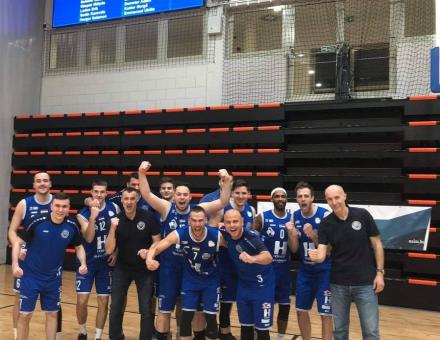 Győzelem drámai csatában