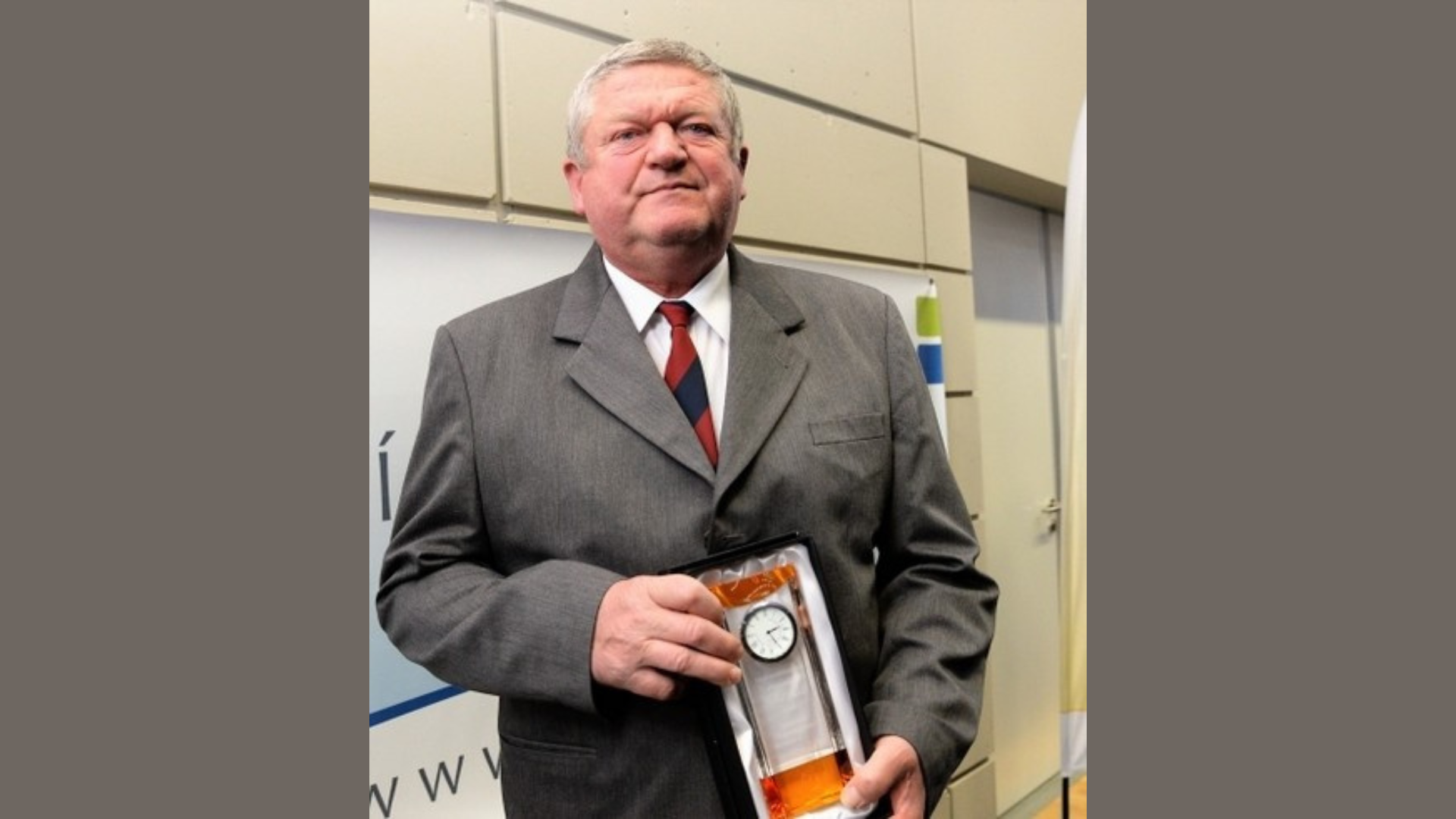 KÜLÖNLEGES DÍJÁTADÓ A NAGYSZÜNETBEN