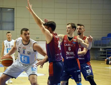 Győzelem az elődöntő első meccsén